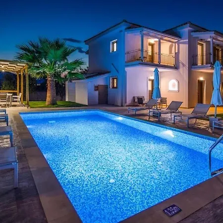 Sleeps 9 Pool Air Con Wifi Vila