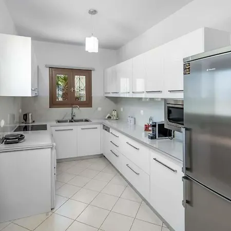 Sleeps 9 Pool Air Con Wifi Vila