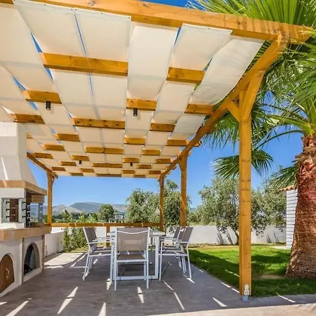 Sleeps 9 Pool Air Con Wifi Vila *